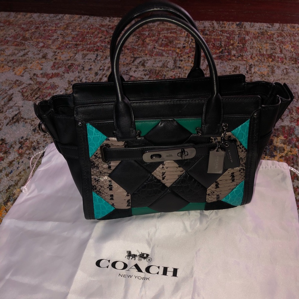 Coach purse/ there is a black strap included *Authentic*